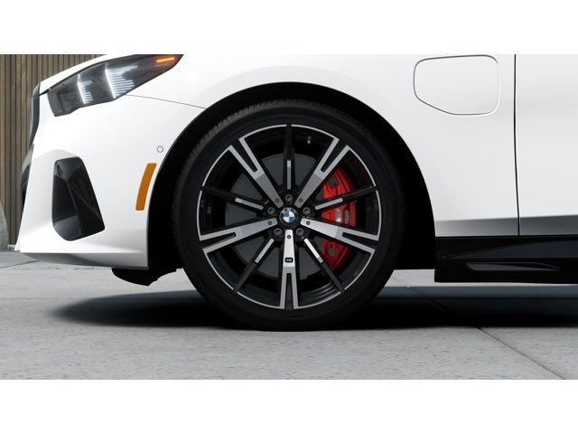 2027 BMW 550e Base